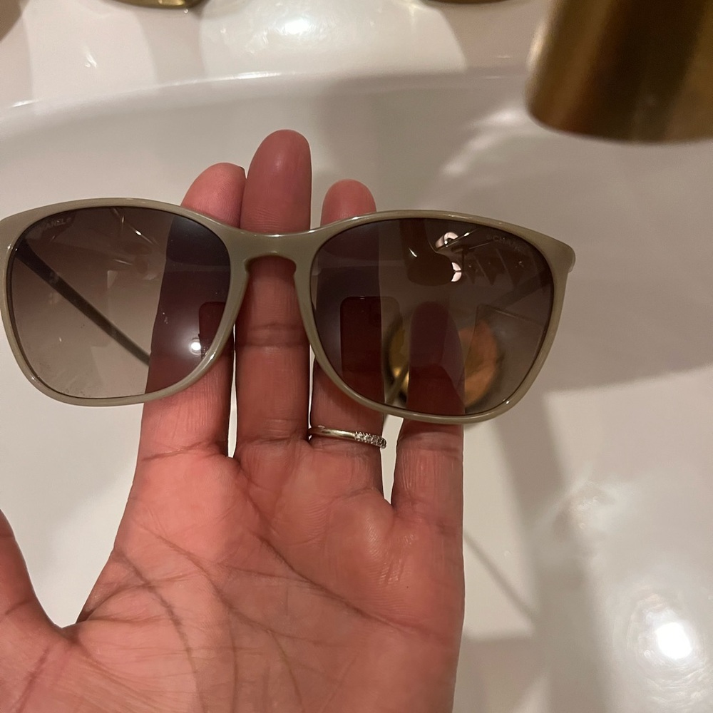 Sleek Beige Cat-Eye Sunglasses with Brown Gradient Lenses